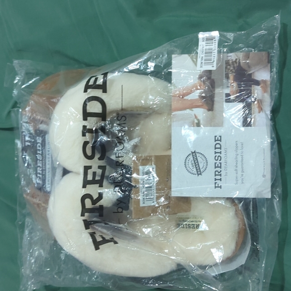 Brand New Size 11 Chestnut Sherling Slippers UGGs look for less - Picture 4 of 4